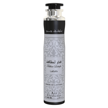 Lattafa Perfume Fakhar Black 300 ml — productweergave; close-up; op een witte achtergrond; meest nabije kadrering