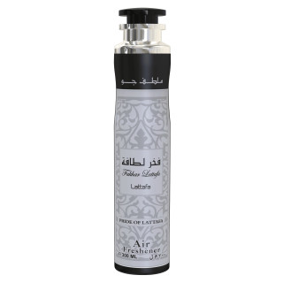 Lattafa Perfume Fakhar Black 300 ml — productweergave; close-up; op een witte achtergrond; meest nabije kadrering