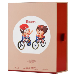 Lattafa Perfume Pride Riders EDP 75 ml — productweergave; zeer nabije close-up; op een witte achtergrond; meest nabije kadrering