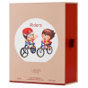 Lattafa Perfume Pride Riders EDP 75 ml — productweergave; zeer nabije close-up; op een witte achtergrond; meest nabije kadrering