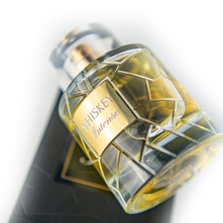 Fragrance World Whiskey Intense EDP 100 ml — Produktansicht; Nahaufnahme; auf weißem Hintergrund; weitester Bildausschnitt