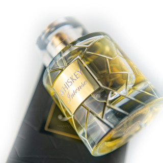 Fragrance World Whiskey Intense EDP 100 ml — Produktansicht; Nahaufnahme; auf weißem Hintergrund; weitester Bildausschnitt