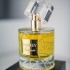 Fragrance World Whiskey Intense EDP 100 ml — Produktansicht; sehr nahe Detailaufnahme; auf einem Tisch