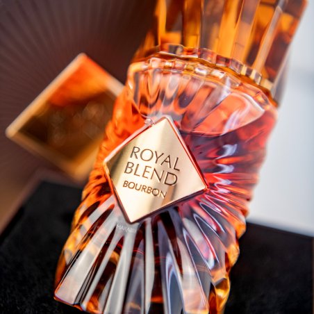 Fragrance World Royal Blend Bourbon EDP 100 ml — productweergave; zeer nabije close-up; op een donkere achtergrond