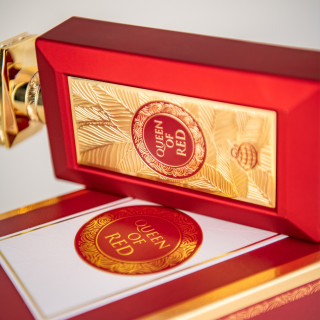 Fragrance World Queen of Red EDP 100 ml — изображение товара; очень крупный план; на цветном фоне