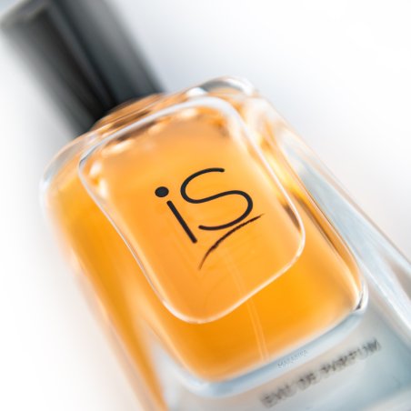 Fragrance World IS EDP 75 ml — изображение товара; очень крупный план; на светлом фоне