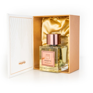Paragon Extrait de Parfum 100 ml — product en verpakking; volledige compositie; op een witte achtergrond; meest nabije kadrering