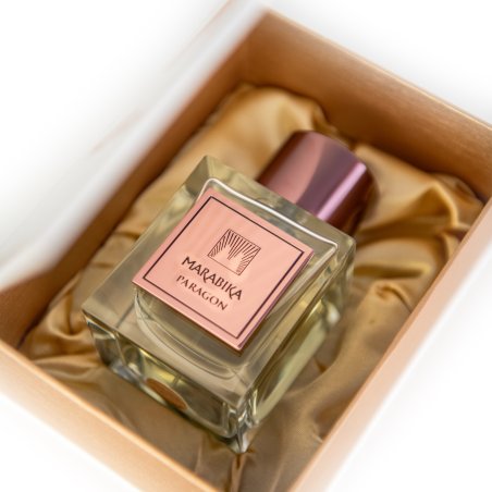 MARABIKA Paragon Extrait de Parfum 100 ml — productverpakking; zeer nabije close-up; op een witte achtergrond