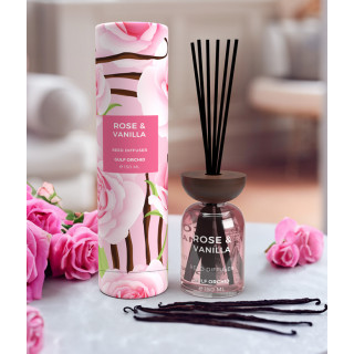 Gulf Orchid ROSE & VANILLA 150 ml — товар в стилизованной композиции; очень крупный план; с цветами