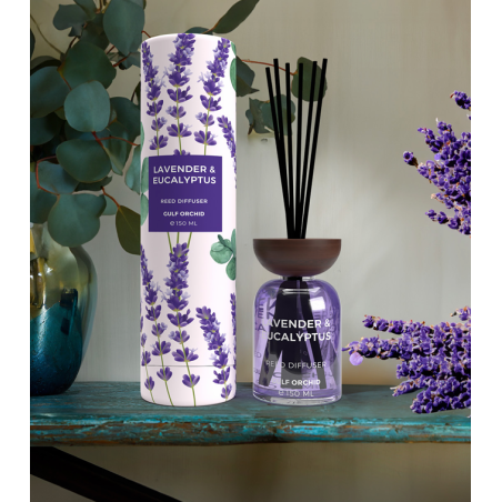 Gulf Orchid LAVENDER & EUCALYPTUS 150 ml — product in een gestileerde setting; zeer nabije close-up; op een witte achtergrond