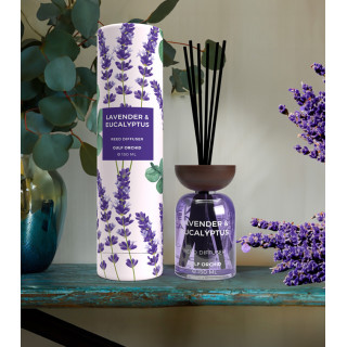 Gulf Orchid LAVENDER & EUCALYPTUS 150 ml — product in een gestileerde setting; zeer nabije close-up; op een witte achtergrond