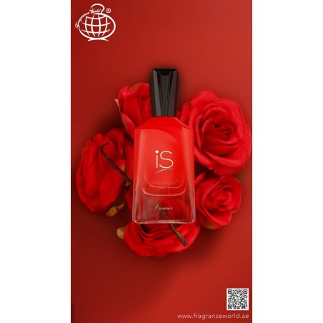 Fragrance World IS L'Amour EDP 75 ml — produkt i en stilisert setting; svært tett nærbilde; med blomster; tetteste utsnitt