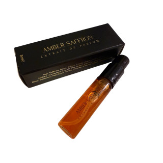 Fragrance World Amber Saffron Extrait Extrait de Parfum 80 ml — produkto pakuotė; visa kompozicija; baltame fone