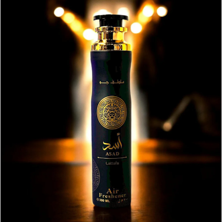 Lattafa Perfume Asad 300 ml — товар в стилизованной композиции; очень крупный план; на деревянной поверхности