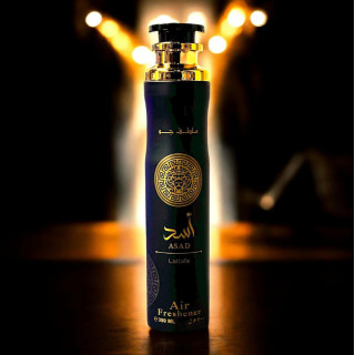 Lattafa Perfume Asad 300 ml — товар в стилизованной композиции; очень крупный план; на деревянной поверхности