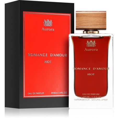 Romance D’Amour Hot 100 ml — товар в стилизованной композиции; очень крупный план; на деревянной поверхности; самый близкий кадр