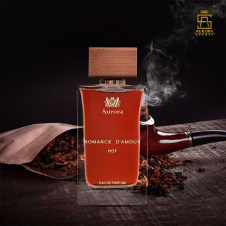 Romance D’Amour Hot 100 ml — товар в стилизованной композиции; очень крупный план; на деревянной поверхности; самый широкий кадр
