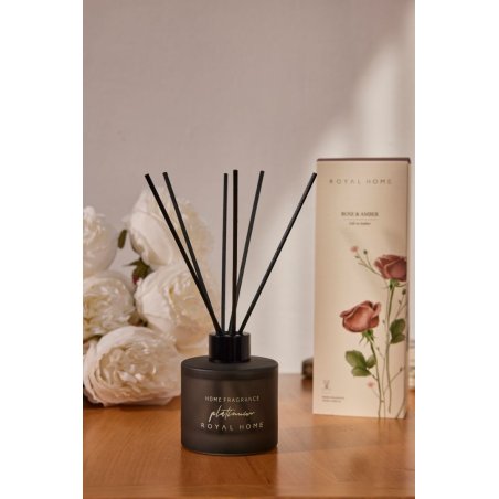 Royal Platinum Platinum ROSE & AMBER 120 ml — product in een gestileerde setting; zeer nabije close-up; op een houten oppervlak
