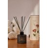 Royal Platinum Platinum ROSE & AMBER 120 ml — product in een gestileerde setting; zeer nabije close-up; op een houten oppervlak