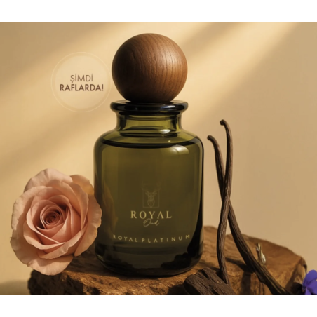Royal Platinum ROYAL OUD EDP 100 ml — товар в стилизованной композиции; очень крупный план; с цветами
