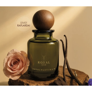 Royal Platinum ROYAL OUD EDP 100 ml — товар в стилизованной композиции; очень крупный план; с цветами