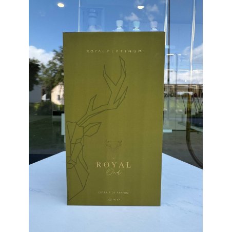 ROYAL OUD EDP 100 ml — товар в стилизованной композиции; очень крупный план; на открытом воздухе; самый широкий кадр