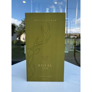 ROYAL OUD EDP 100 ml — товар в стилизованной композиции; очень крупный план; на открытом воздухе; самый широкий кадр