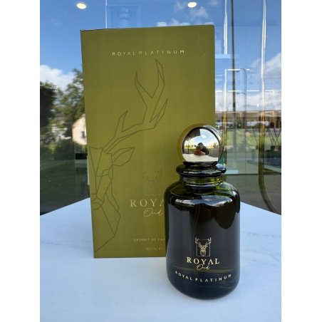 ROYAL OUD EDP 100 ml — товар в стилизованной композиции; очень крупный план; на открытом воздухе; самый близкий кадр