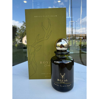 ROYAL OUD EDP 100 ml — товар в стилизованной композиции; очень крупный план; на открытом воздухе; самый близкий кадр