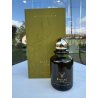 ROYAL OUD EDP 100 ml — товар в стилизованной композиции; очень крупный план; на открытом воздухе; самый близкий кадр