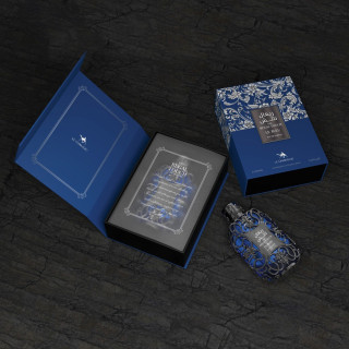 Emper Regal Touch Le Bleu EDP 100 ml — product in een gestileerde setting; volledige compositie; op een houten oppervlak