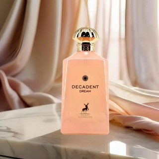 Lattafa Perfume Decadent Dream Maison EDP 100 ml — productweergave; zeer nabije close-up; op een gekleurde achtergrond