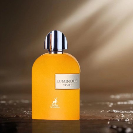 Lattafa Perfume Luminous Vivid Maison EDP 100 ml — товар в стилизованной композиции; очень крупный план; на цветном фоне