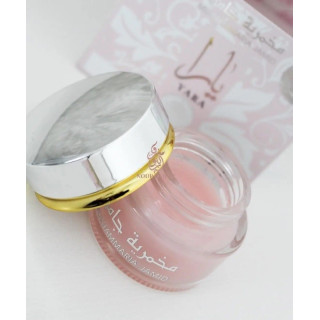 Lattafa Perfume Yara Mukhamaria Jamid 20 ml — productweergave; zeer nabije close-up; op een witte achtergrond