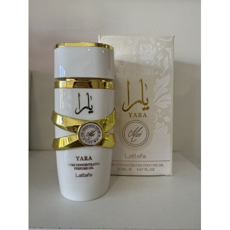Lattafa Perfume Yara Moi 20 ml — product en verpakking; zeer nabije close-up; op een witte achtergrond