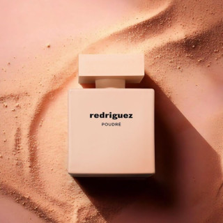 Fragrance World Redriguez Poudre EDP 100 ml — упаковка товара; очень крупный план; на цветном фоне