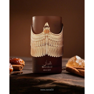 Fragrance World Shabaz Amber EDP 100 ml — toode stiliseeritud keskkonnas; väga lähivõte; puitpinnal