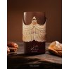 Fragrance World Shabaz Amber EDP 100 ml — toode stiliseeritud keskkonnas; väga lähivõte; puitpinnal