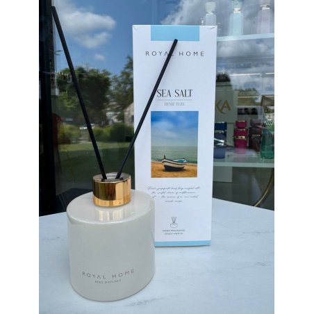 Royal Platinum Platinum SEA SALT 120 ml — product in een gestileerde setting; zeer nabije close-up; buiten; ruimste kadrering