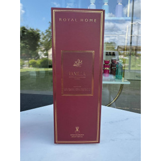 Platinum VANILLA 120 ml — product in een gestileerde setting; zeer nabije close-up; buiten; meest nabije kadrering