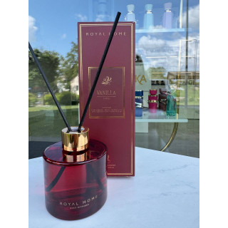 Royal Platinum Platinum VANILLA 120 ml — product in een gestileerde setting; zeer nabije close-up; buiten; ruimste kadrering