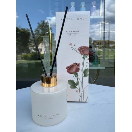 Royal Platinum Platinum ROSE & AMBER 120 ml — product in een gestileerde setting; zeer nabije close-up; buiten