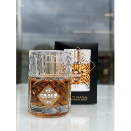 Fragrance World Marque 240 EDP 25 ml — товар и упаковка; очень крупный план; на белом фоне