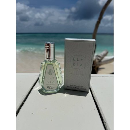 Fragrance World Elysia Pista Sundae EDP 50 ml — товар в стилизованной композиции; очень крупный план; на открытом воздухе