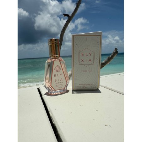 Fragrance World Elysia Lychee Fizz EDP 50 ml — товар в стилизованной композиции; очень крупный план; у воды