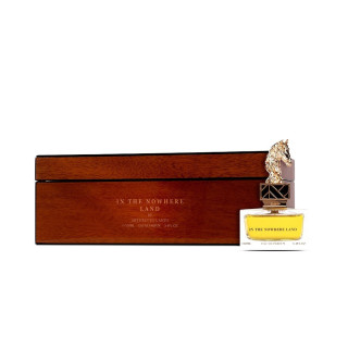 Aurora Scents In The Nowhere Land EDP 100 ml — produkt ve stylizované kompozici; celá kompozice; na dřevěném povrchu
