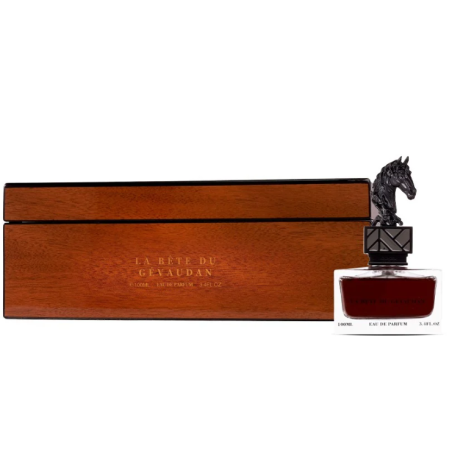 Aurora Scents La Bete du Gevaudan EDP 100 ml — товар в стилизованной композиции; крупный план; на деревянной поверхности