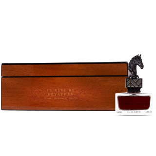 Aurora Scents La Bete du Gevaudan EDP 100 ml — товар в стилизованной композиции; крупный план; на деревянной поверхности