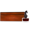 Aurora Scents La Bete du Gevaudan EDP 100 ml — товар в стилизованной композиции; крупный план; на деревянной поверхности