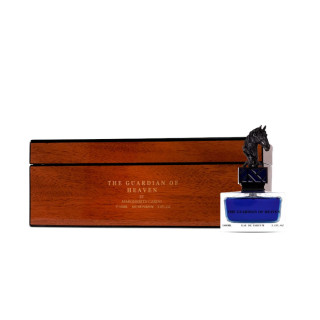 Aurora Scents The Guardian of Heaven EDP 100 ml — produktas stilizuotoje aplinkoje; visa kompozicija; ant medinio paviršiaus